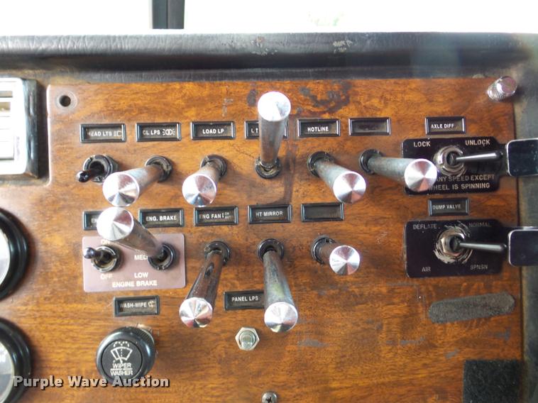 image for item DA8987 1996 Peterbilt 379 semi truck