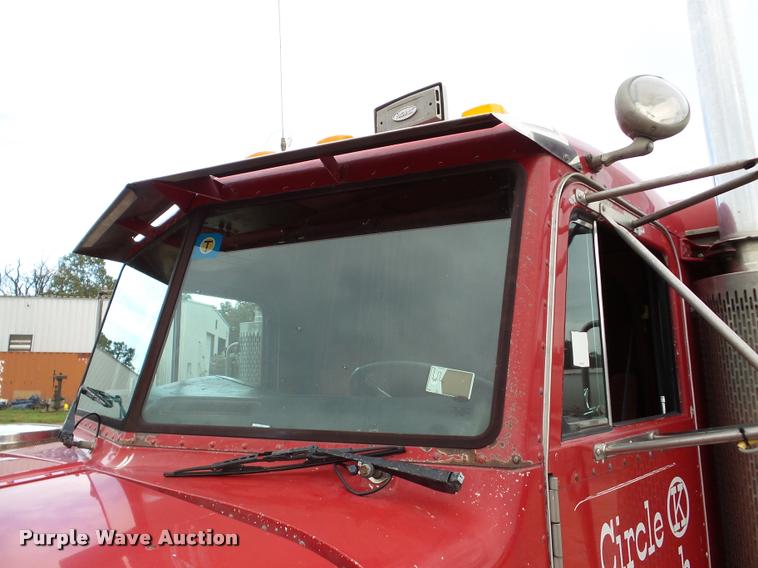 image for item DA8987 1996 Peterbilt 379 semi truck