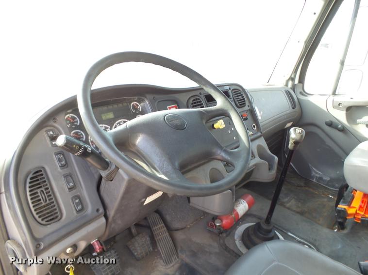 image for item DB4573 2007 Freightliner Business Class M2 box truck