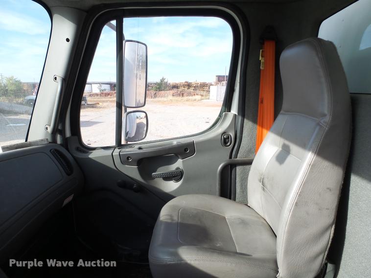 image for item DB4573 2007 Freightliner Business Class M2 box truck