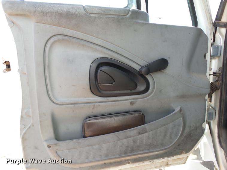 image for item DB4577 2005 International DuraStar 4300 box truck