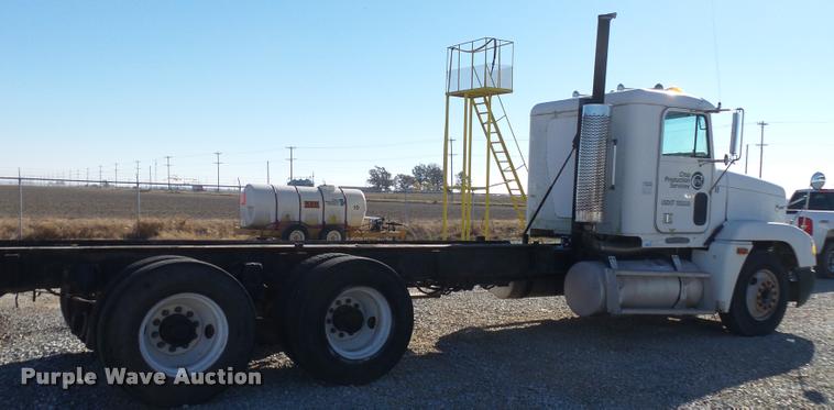 image for item K1039 1995 Freightliner FLD truck cab and chassis