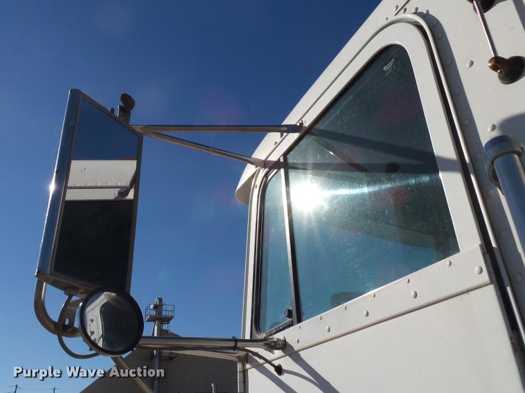 image for item K1039 1995 Freightliner FLD truck cab and chassis