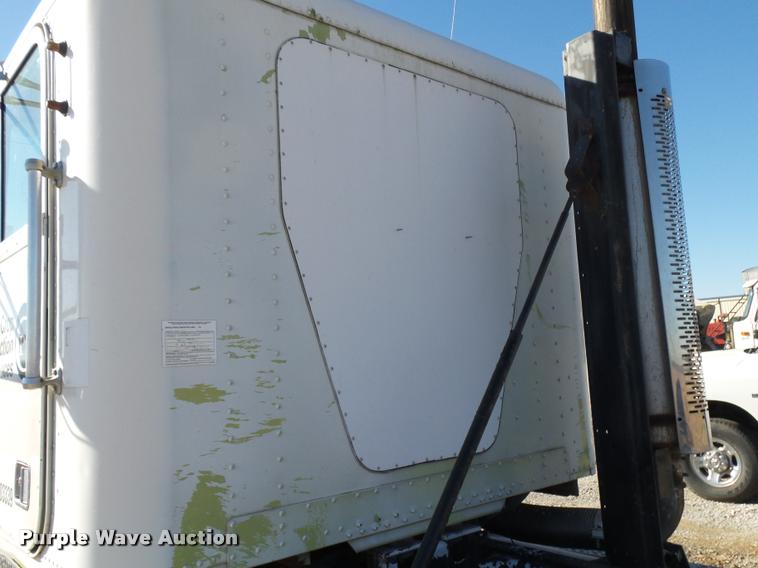 image for item K1039 1995 Freightliner FLD truck cab and chassis