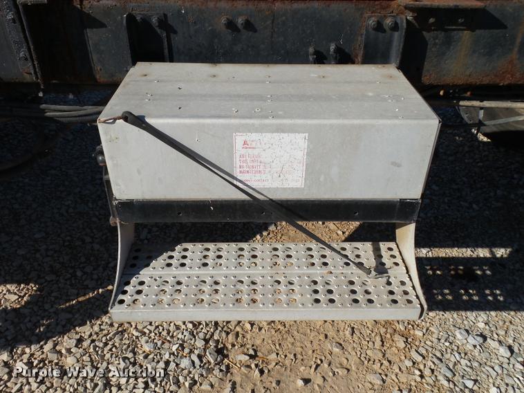 image for item K1039 1995 Freightliner FLD truck cab and chassis