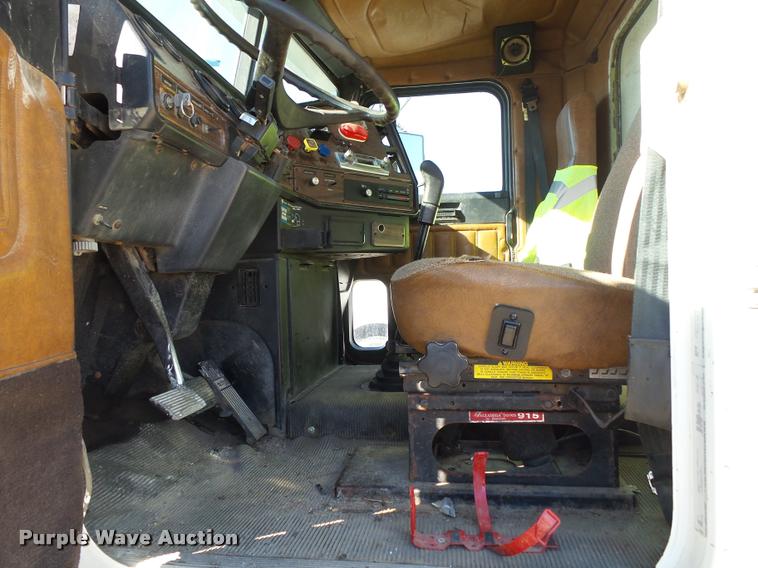 image for item K1039 1995 Freightliner FLD truck cab and chassis