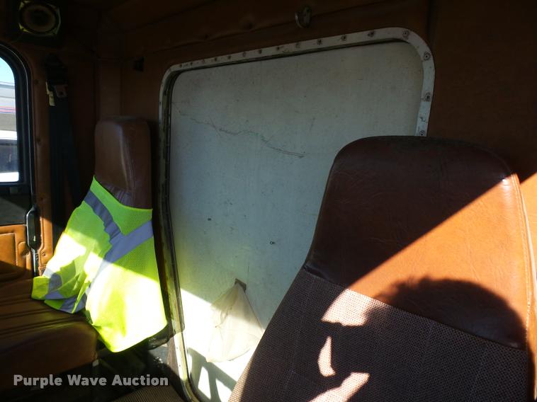 image for item K1039 1995 Freightliner FLD truck cab and chassis