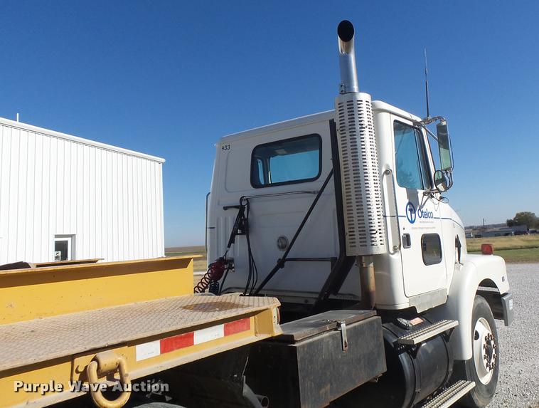 image for item K5559 1993 Volvo WG semi truck