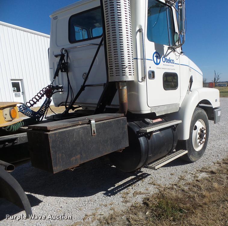 image for item K5559 1993 Volvo WG semi truck