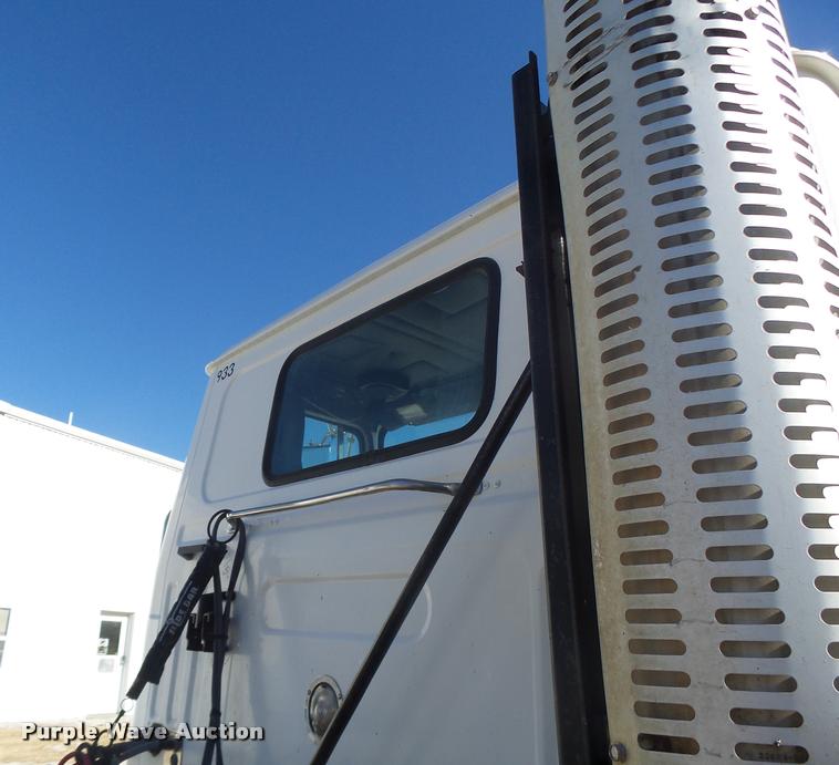 image for item K5559 1993 Volvo WG semi truck