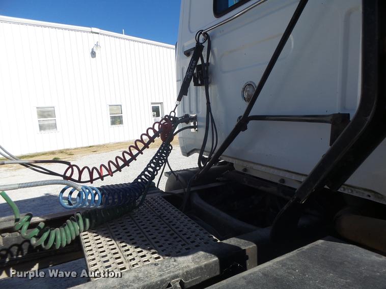 image for item K5559 1993 Volvo WG semi truck