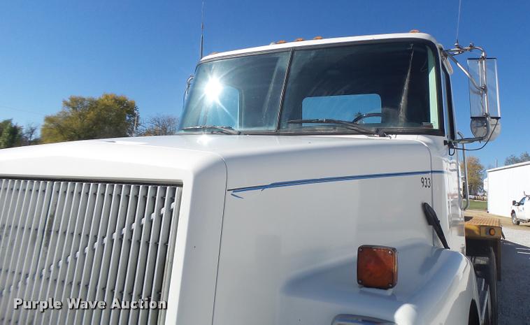 image for item K5559 1993 Volvo WG semi truck