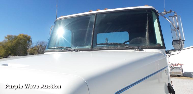 image for item K5559 1993 Volvo WG semi truck