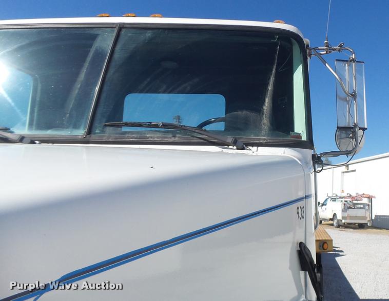 image for item K5559 1993 Volvo WG semi truck