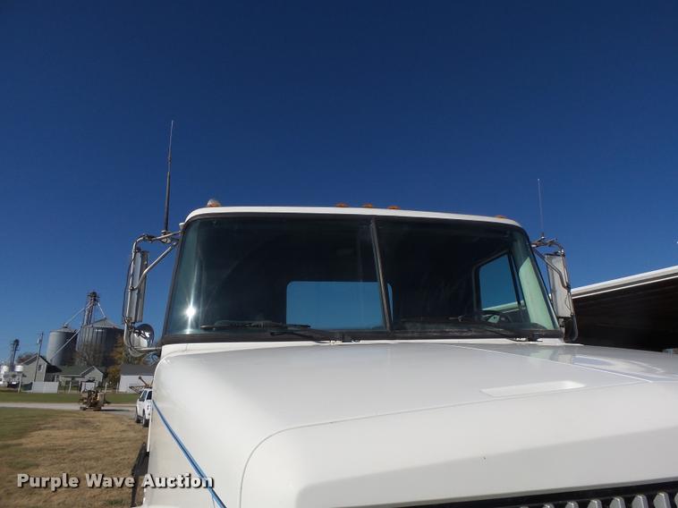 image for item K5559 1993 Volvo WG semi truck