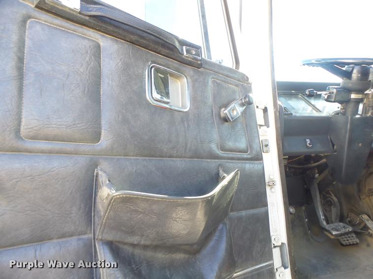 image for item K5559 1993 Volvo WG semi truck