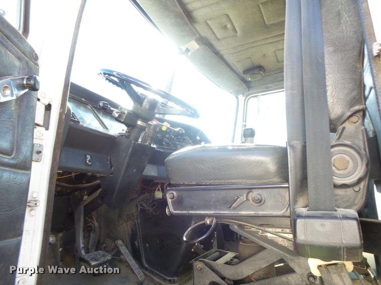 image for item K5559 1993 Volvo WG semi truck