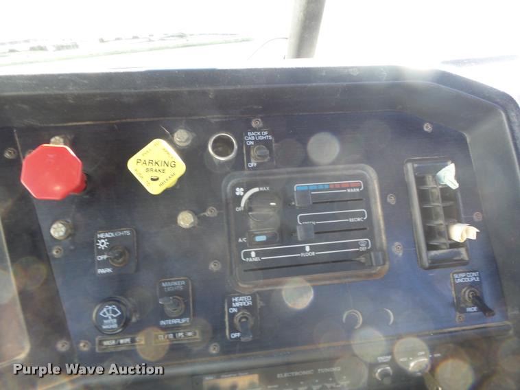 image for item K5559 1993 Volvo WG semi truck