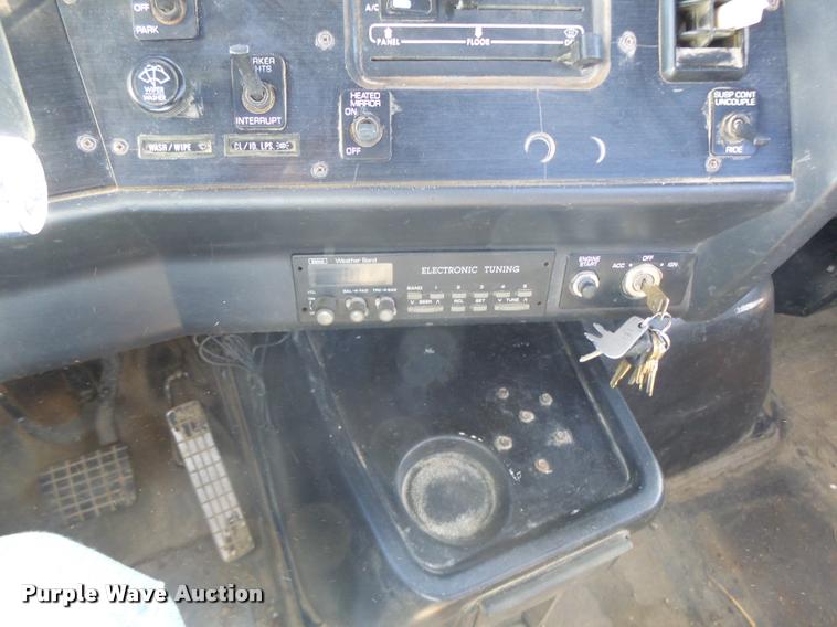 image for item K5559 1993 Volvo WG semi truck