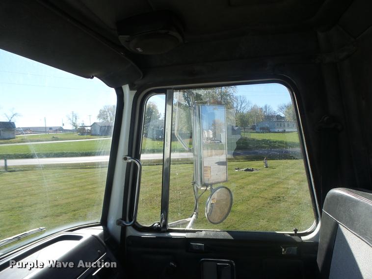 image for item K5559 1993 Volvo WG semi truck