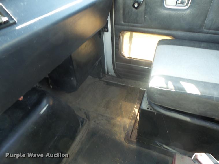 image for item K5559 1993 Volvo WG semi truck