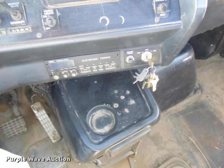 image for item K5559 1993 Volvo WG semi truck