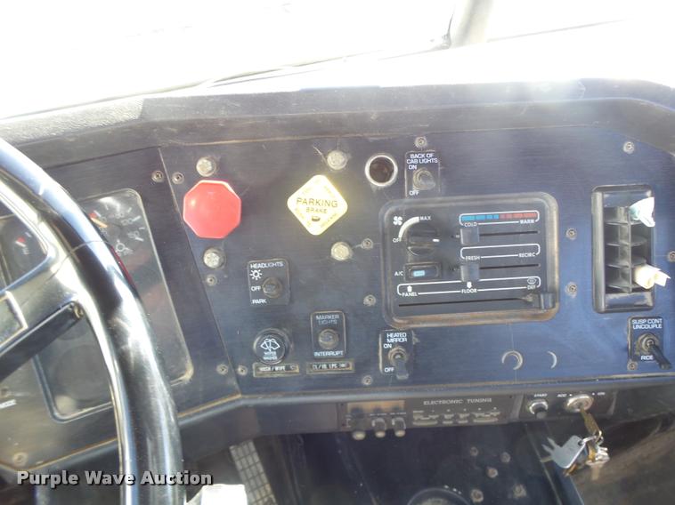 image for item K5559 1993 Volvo WG semi truck