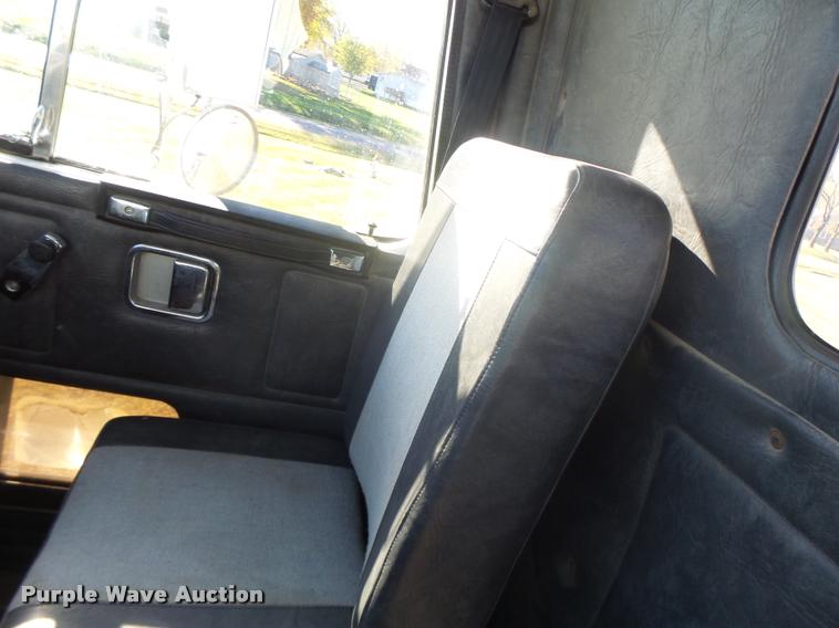 image for item K5559 1993 Volvo WG semi truck