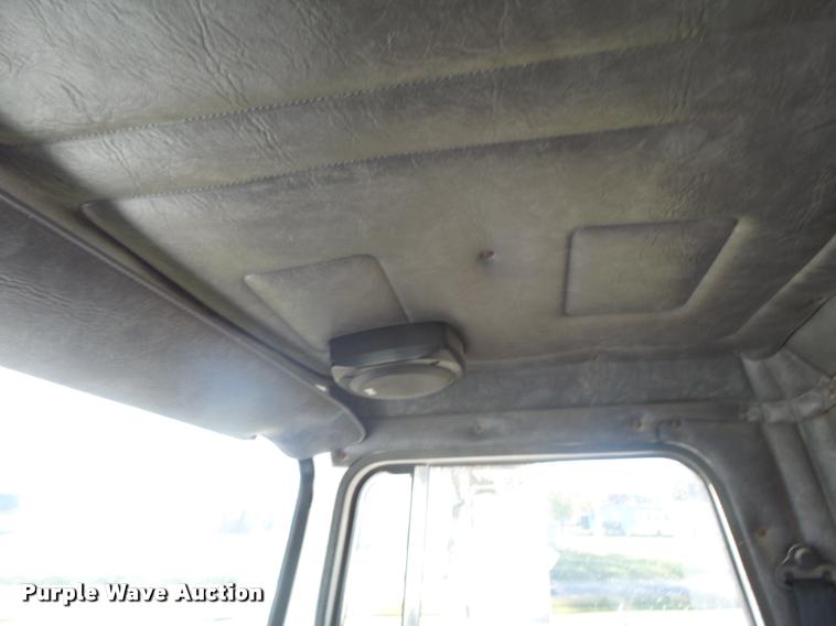 image for item K5559 1993 Volvo WG semi truck