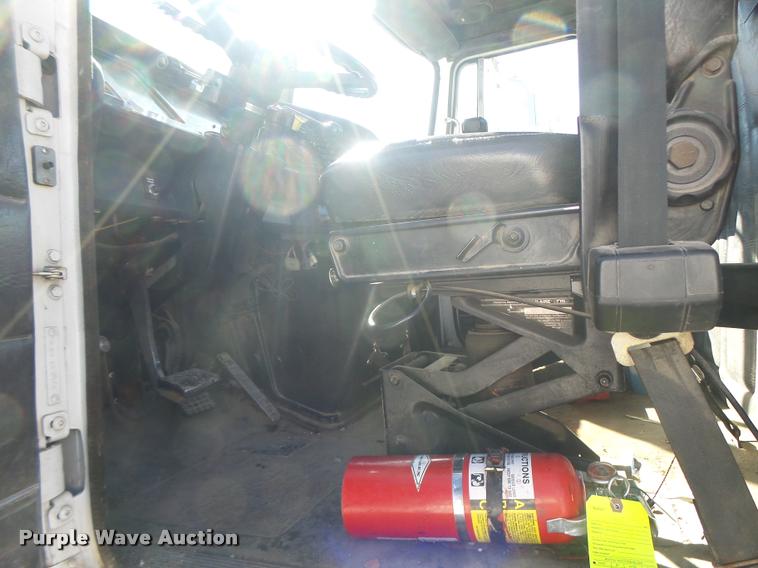 image for item K5559 1993 Volvo WG semi truck