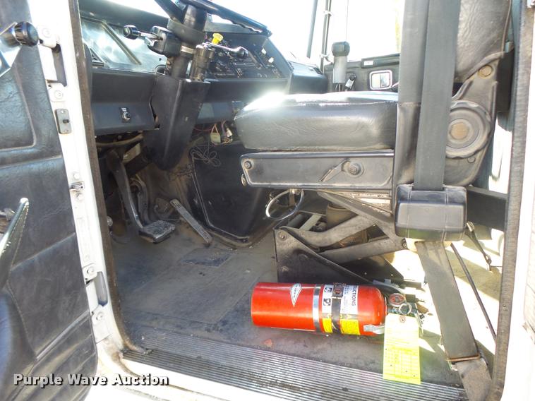 image for item K5559 1993 Volvo WG semi truck