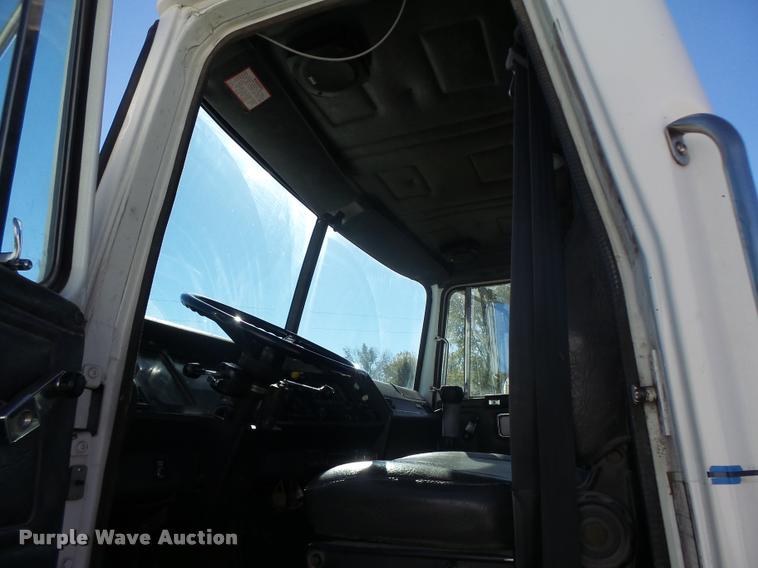 image for item K5559 1993 Volvo WG semi truck