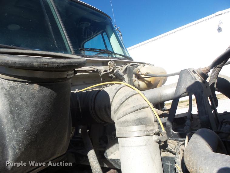 image for item K5559 1993 Volvo WG semi truck