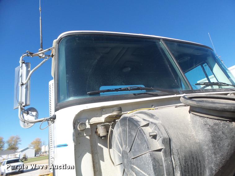 image for item K5559 1993 Volvo WG semi truck