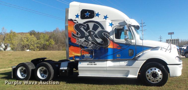 image for item K5574 2007 Freightliner Columbia 120 semi truck