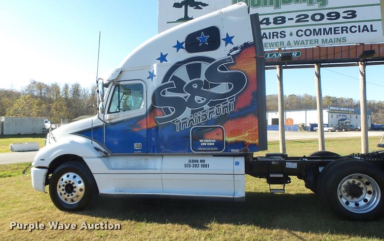 image for item K5574 2007 Freightliner Columbia 120 semi truck