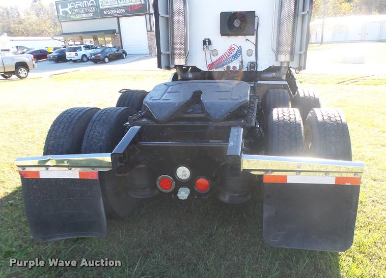 image for item K5574 2007 Freightliner Columbia 120 semi truck