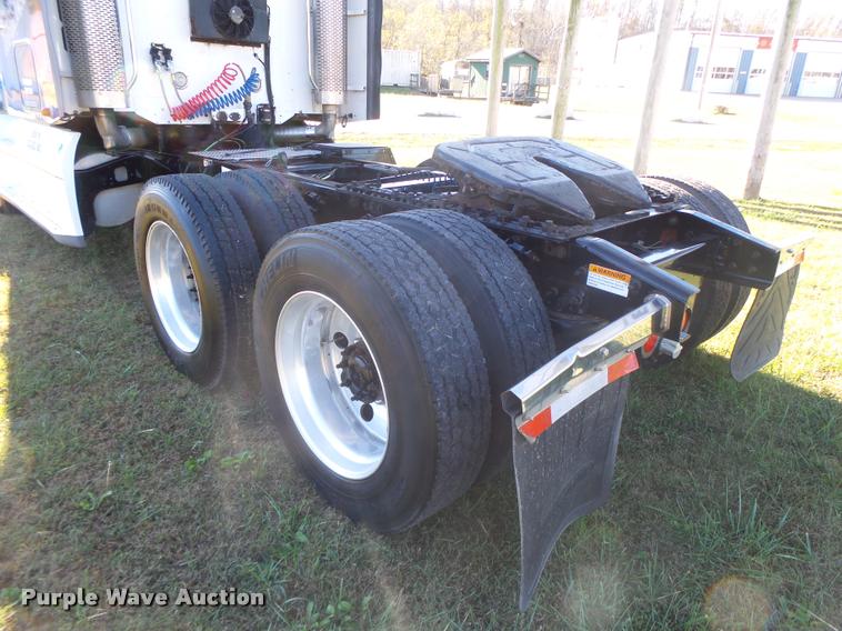 image for item K5574 2007 Freightliner Columbia 120 semi truck