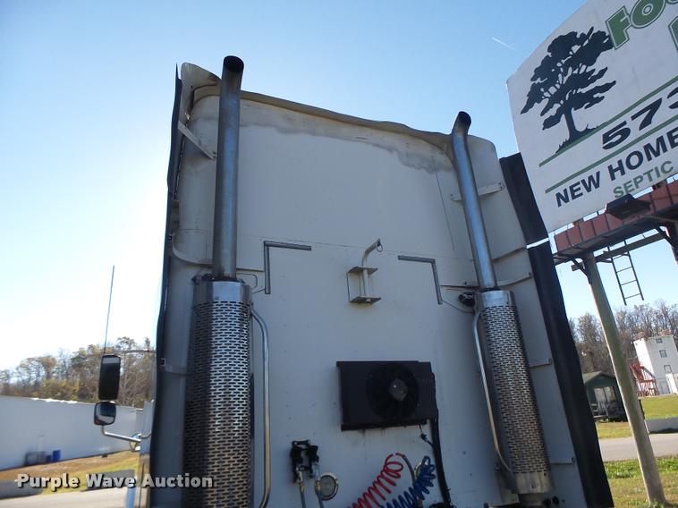 image for item K5574 2007 Freightliner Columbia 120 semi truck