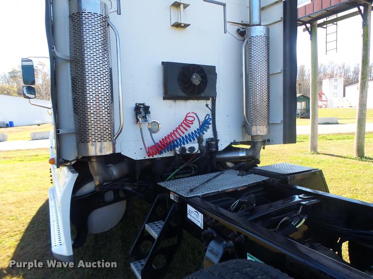 image for item K5574 2007 Freightliner Columbia 120 semi truck