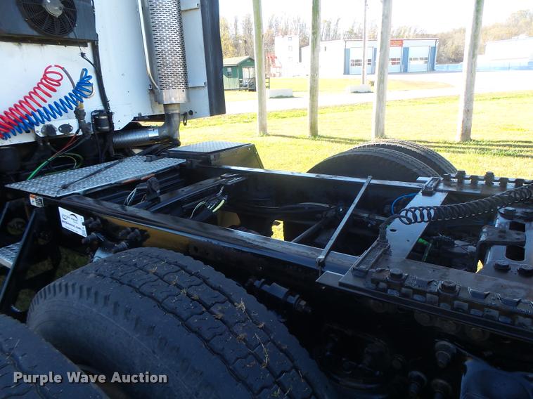 image for item K5574 2007 Freightliner Columbia 120 semi truck