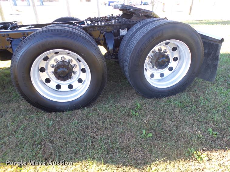 image for item K5574 2007 Freightliner Columbia 120 semi truck