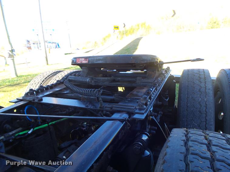 image for item K5574 2007 Freightliner Columbia 120 semi truck