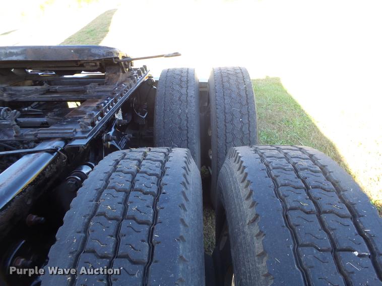 image for item K5574 2007 Freightliner Columbia 120 semi truck