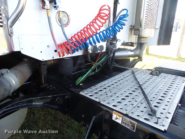 image for item K5574 2007 Freightliner Columbia 120 semi truck