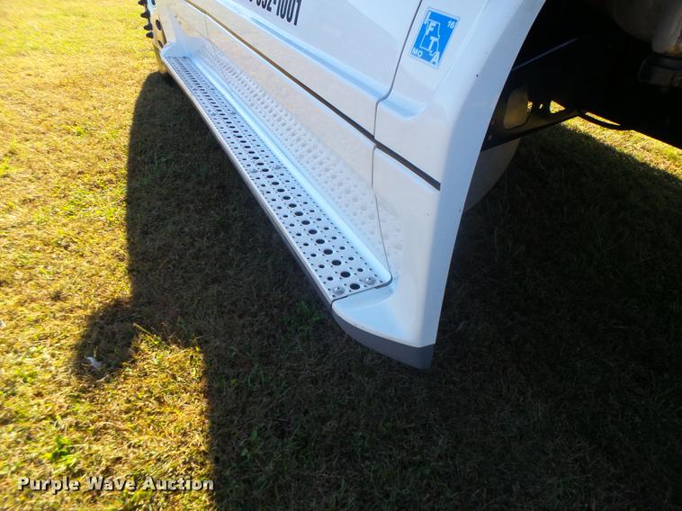 image for item K5574 2007 Freightliner Columbia 120 semi truck