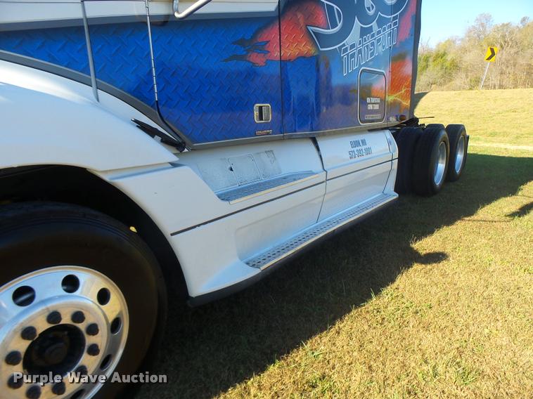 image for item K5574 2007 Freightliner Columbia 120 semi truck