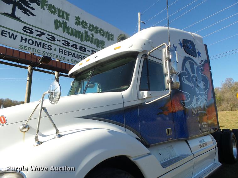 image for item K5574 2007 Freightliner Columbia 120 semi truck