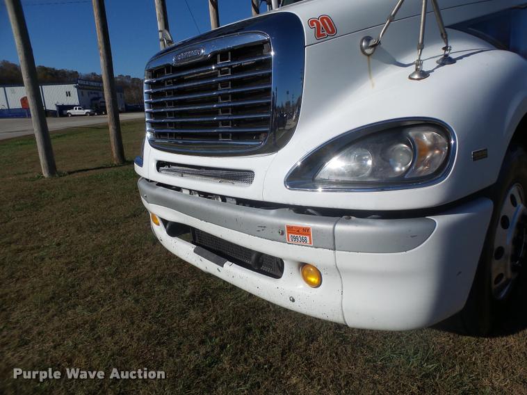 image for item K5574 2007 Freightliner Columbia 120 semi truck