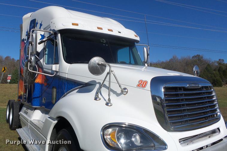 image for item K5574 2007 Freightliner Columbia 120 semi truck